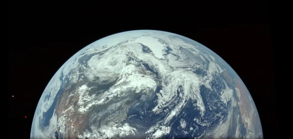 Halbe Erdkugel mit ISS, Gemini 11 und Polaris Dawn